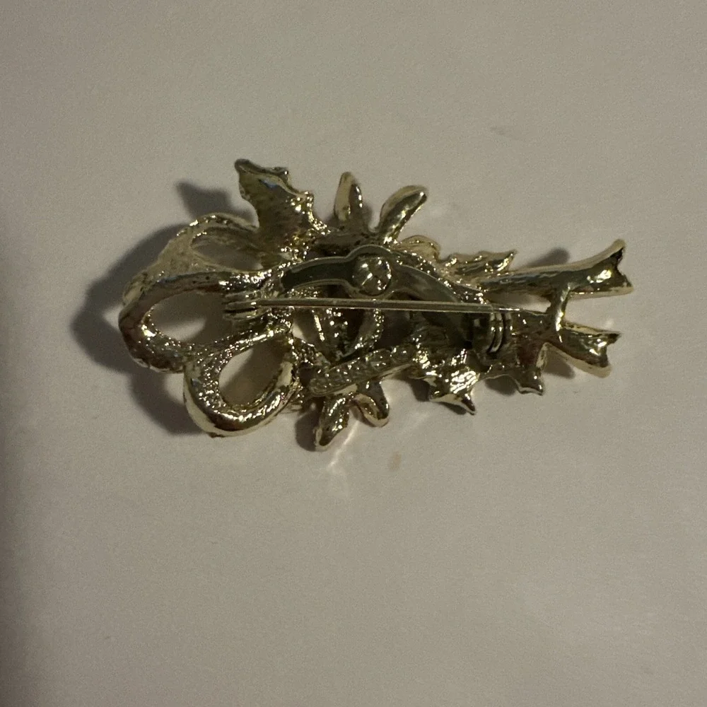 Gold Tone Christmas Ribbon‎ Brooch Pin w/ Red Flower & Green Leaves Vintage